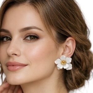 White Flower Stud Earrings | Classy Tropical Floral Dainty Gold Center